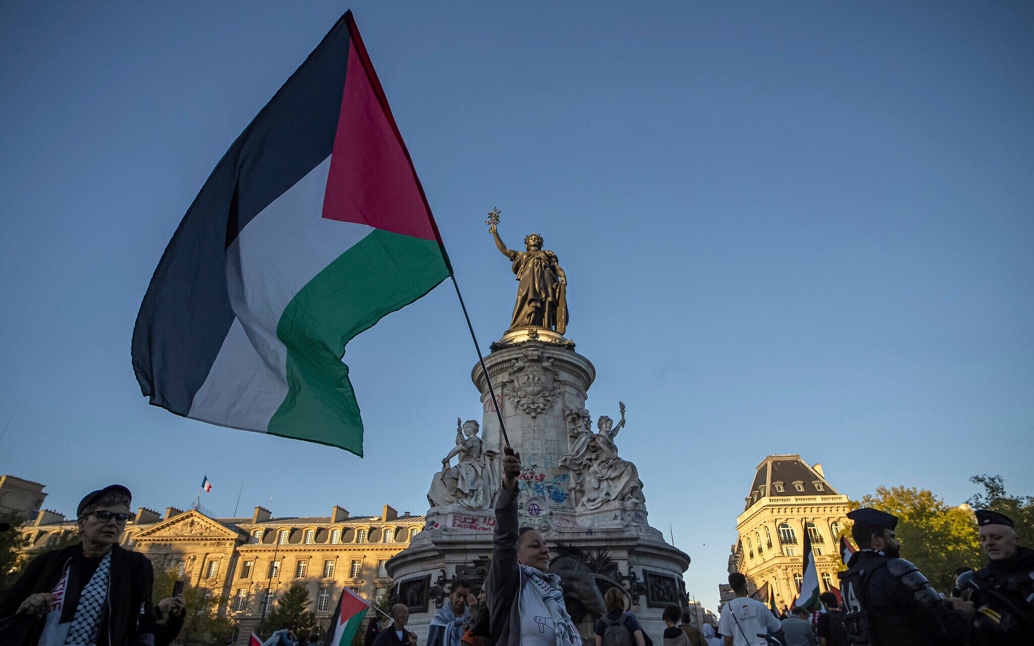 France warns mayors not to fly Palestinian flag after announcement of state recognition