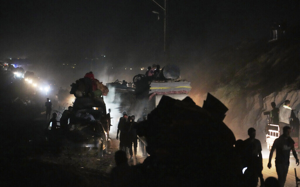 Displaced Palestinians flee Gaza City by foot and vehicles, carrying their belongings along the coastal road toward southern Gaza, September 18, 2025. (AP Photo/ Abdel Kareem Hana)