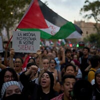 Pro-Palestinian, anti-Israel protesters march during a demonstration in Barcelona, Spain, September 18, 2025, as they show their solidarity with the people of Gaza. (AP Photo/Emilio Morenatti)