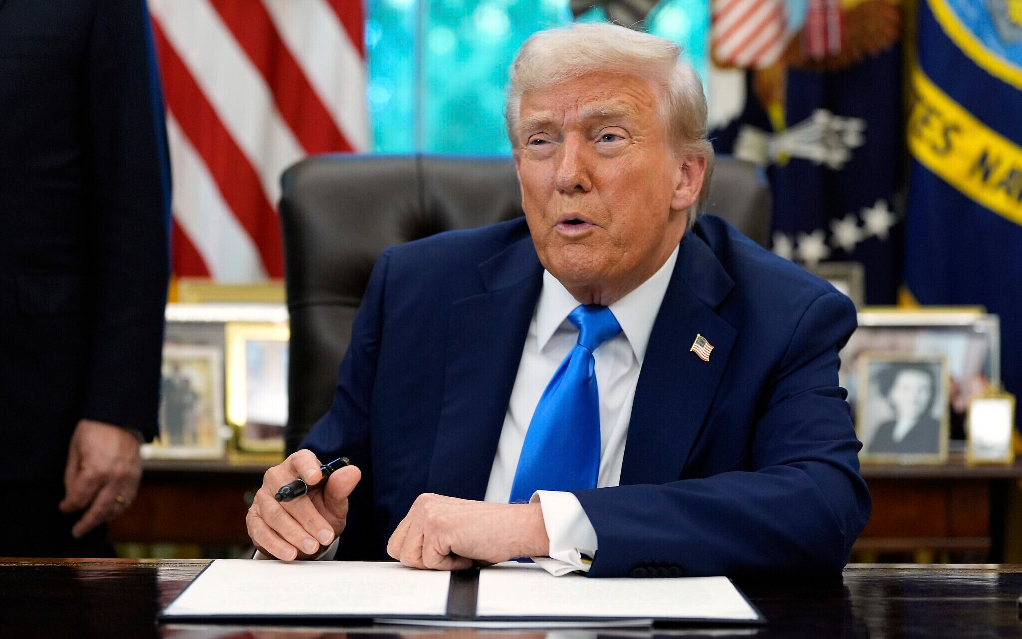 NextImg:US plans to deport some 400 Iranians in agreement with Tehran