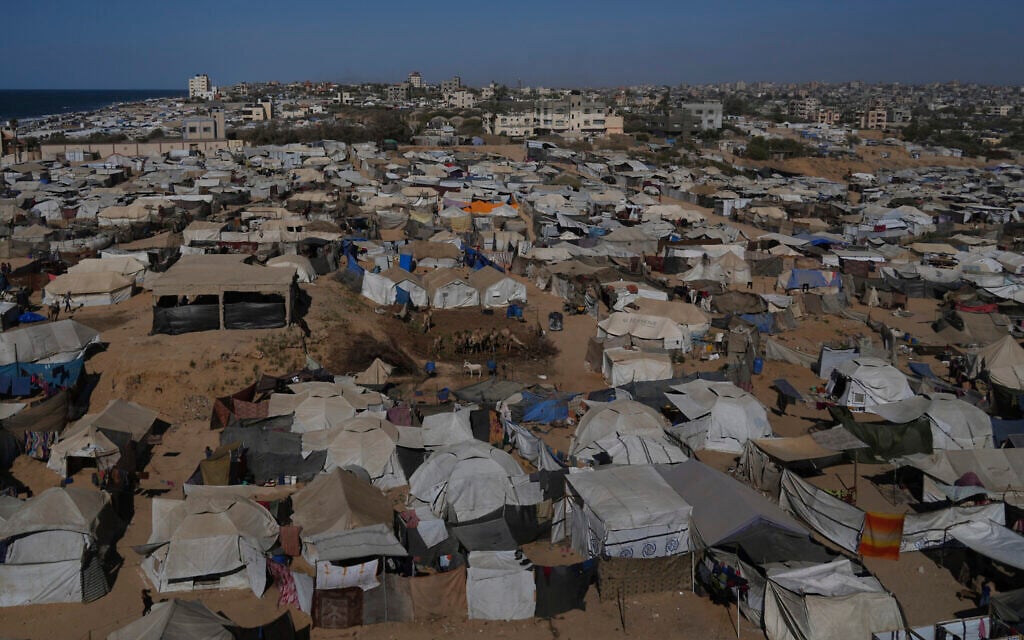 A makeshift tent camp for displaced Palestinians stretches across an area in Zawaida, in the central Gaza Strip, Saturday, Sept. 20, 2025. (AP/Abdel Kareem Hana)
