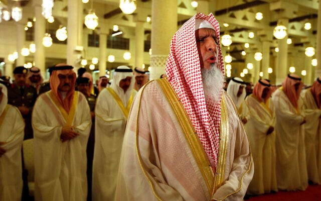 The grand mufti of Saudi Arabia, Sheikh Abdulaziz al-Sheikh, prays at the Imam Turki bin Abdullah mosque during Eid al-Fitr morning prayers in Riyadh, Saudi Arabia, Sept. 9, 2010. (AP Photo/Hassan Ammar, File) The grand mufti of Saudi Arabia, Sheikh Abdulaziz al-Sheikh, prays at the Imam Turki bin Abdullah mosque during Eid al-Fitr morning prayers in Riyadh, Saudi Arabia, Sept. 9, 2010. (AP Photo/Hassan Ammar, File)