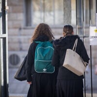 Ultra-Orthodox girls make their way to school in Jerusalem, November 24, 2020. (Yonatan Sindel/Flash90)