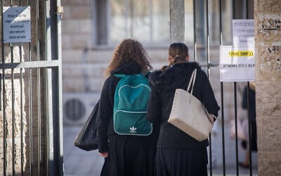 Ultra-Orthodox girls make their way to school in Jerusalem, November 24, 2020. (Yonatan Sindel/Flash90) Ultra-Orthodox girls make their way to school in Jerusalem, November 24, 2020. (Yonatan Sindel/Flash90)
