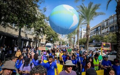 Israelis attend a rally calling for action against climate crisis and the ecological crisis in Tel Aviv on October 29, 2021. (Avshalom Sassoni/Flash90)