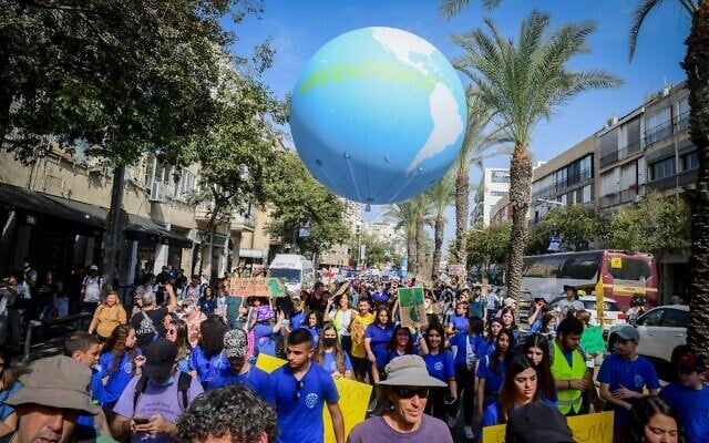 Israelis attend a rally calling for action against climate crisis and the ecological crisis in Tel Aviv on October 29, 2021. (Avshalom Sassoni/Flash90) Israelis attend a rally calling for action against climate crisis and the ecological crisis in Tel Aviv on October 29, 2021. (Avshalom Sassoni/Flash90)