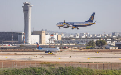 A Ryanair flight lands at Ben Gurion Airport, March 31, 2025. (Yossi Aloni/FLASH90)