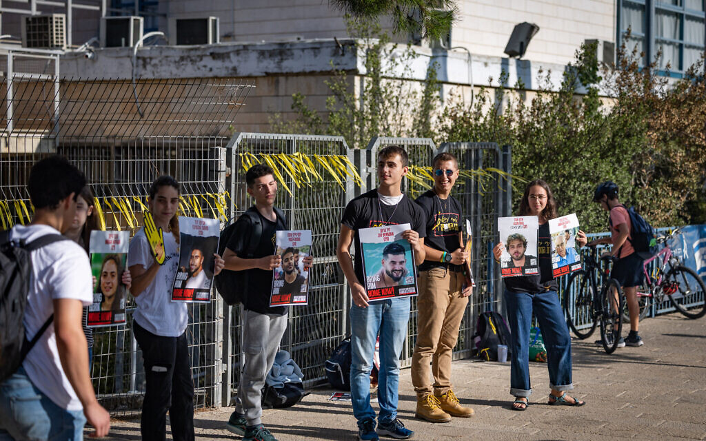 Students protest outside their school in Jerusalem, calling for the release of hostages held in Gaza, September 1, 2025 (Chaim Goldberg/Flash90)