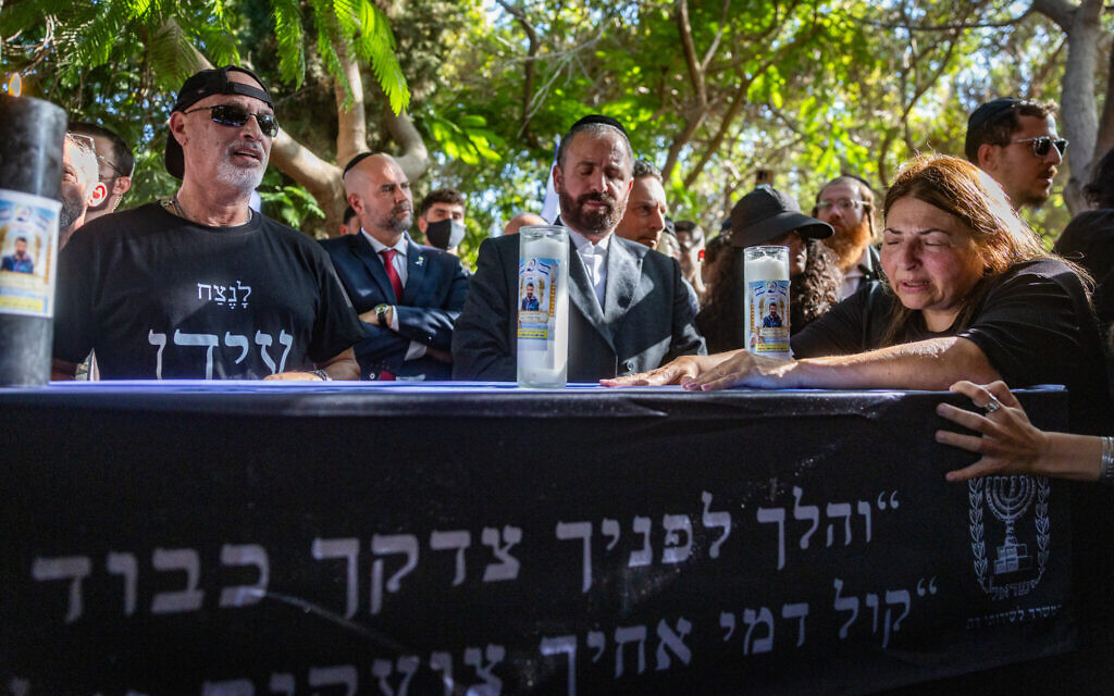 Family members and friends attend the funeral of slain Israeli hostage Idan Shtivi, in Kfar Ma’as, central Israel, September 1, 2025. (Chaim Goldberg/Flash90)