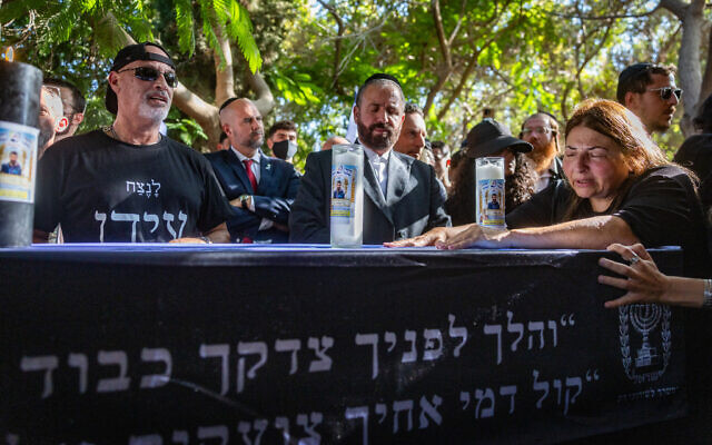 Family members and friends attend the funeral of slain Israeli hostage Idan Shtivi, in Kfar Ma’as, central Israel, September 1, 2025. (Chaim Goldberg/Flash90)