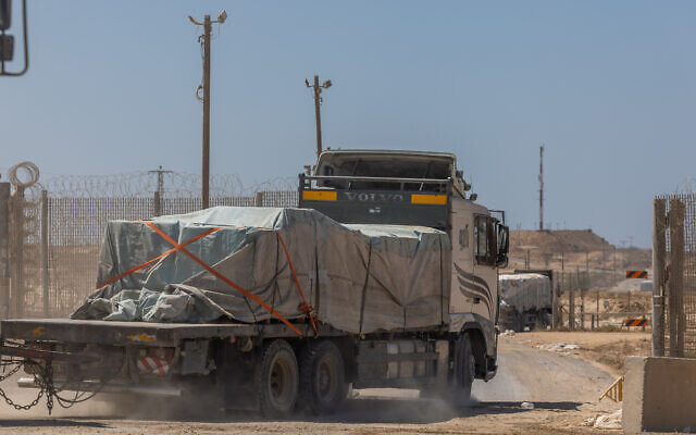 Trucks loaded with humanitarian aid enter the Gaza Strip from the Israeli side of the border September 4, 2025. (Yonatan Sindel/Flash90)