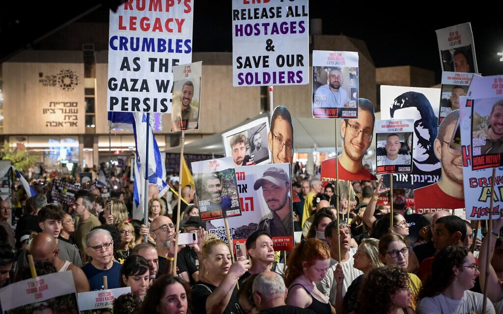 Thousands attend a rally at Hostage Square in Tel Aviv, calling for an end to the war and the release of all hostages, on September 6, 2025. (Avshalom Sassoni/FLASH90)