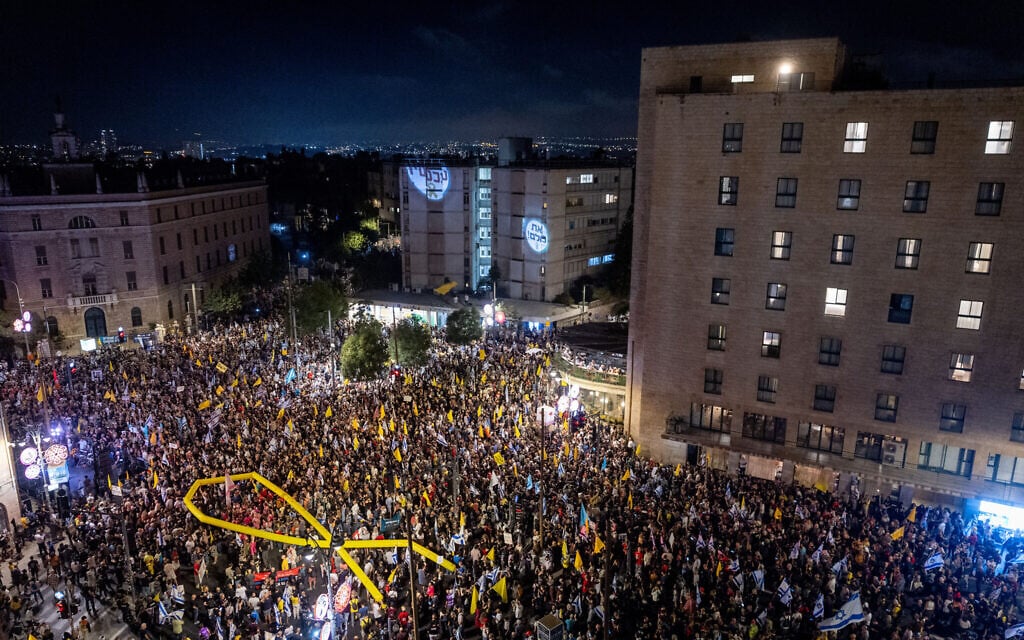 Thousands attend a protest in Jerusalem calling for an end to the war and the release of all hostages from Hamas captivity on September 6, 2025. (Chaim Goldberg/FLASH90)