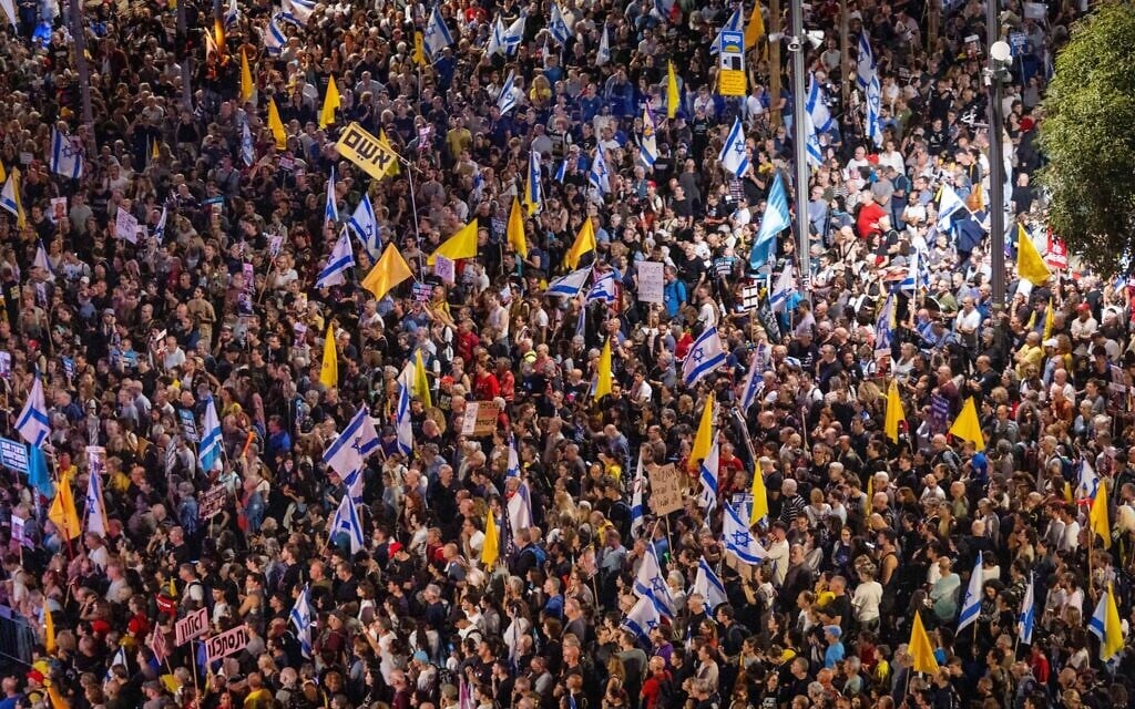 Thousands attend a protest in Jerusalem calling for an end to the war and the release of all hostages from Hamas captivity on September 6, 2025. (Chaim Goldberg/FLASH90)
