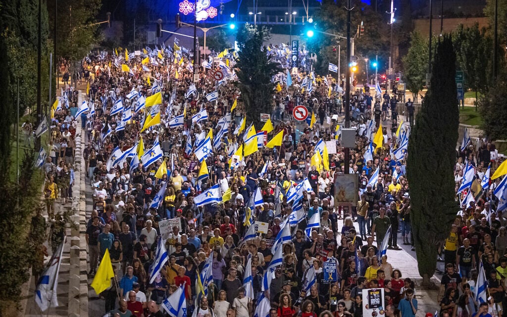 Thousands attend a protest march in Jerusalem, calling for an end to the war and the release of all the Israeli hostages from Hamas captivity. September 6, 2025. (Yonatan Sindel/FLASH90)