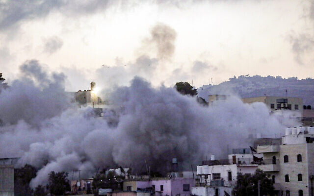 Israeli security forces blow up a house of Palestinian terror suspect Thabet Masalma in the town of Beit Awa in the West Bank, September 9, 2025. (Wisam Hashlamoun/Flash90)