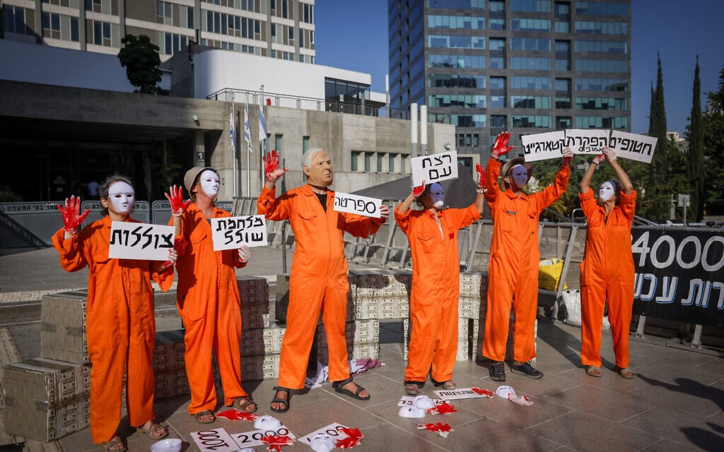 A small group of activists protest against Prime Minister Benjamin Netanyahu outside a hearing in his criminal trial at the District Court in Tel Aviv, September 16, 2025 (Miriam Alster/Flash90)