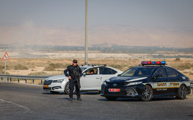 Israeli security forces near the scene where two Israelis were killed in an attack at Allenby Crossing between the West Bank and Jordan, September 18, 2025. (Oren Ben Hakoon/Flash90)