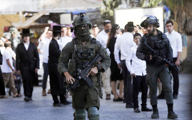 Israeli security forces guard as Jews tour in the West Bank city of Hebron, September 20, 2025. (Wisam Hashlamoun/Flash90) Israeli security forces guard as Jews tour in the West Bank city of Hebron, September 20, 2025. (Wisam Hashlamoun/Flash90)