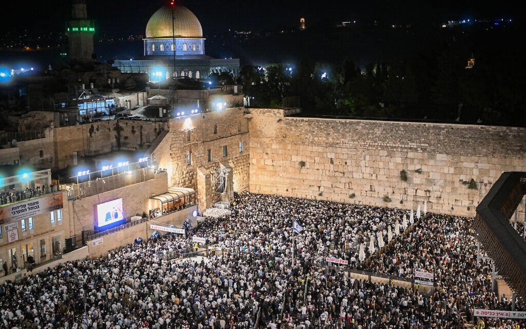 Jews pray for forgiveness (Selichot) at the Western Wall in Jerusalem’s Old City, early on September 22, 2025. (Arie Leib Abrams/Flash90)