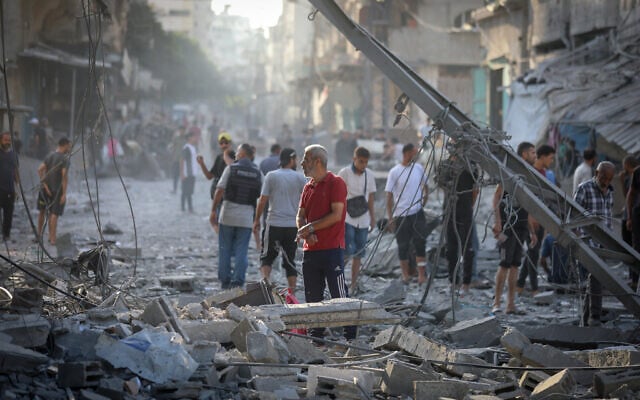 Palestinians look through rubble following an Israeli airstrike on a house in the Shati refugee camp, west of Gaza City, September 26, 2025. (Fathi Ibrahim/FLASH90)