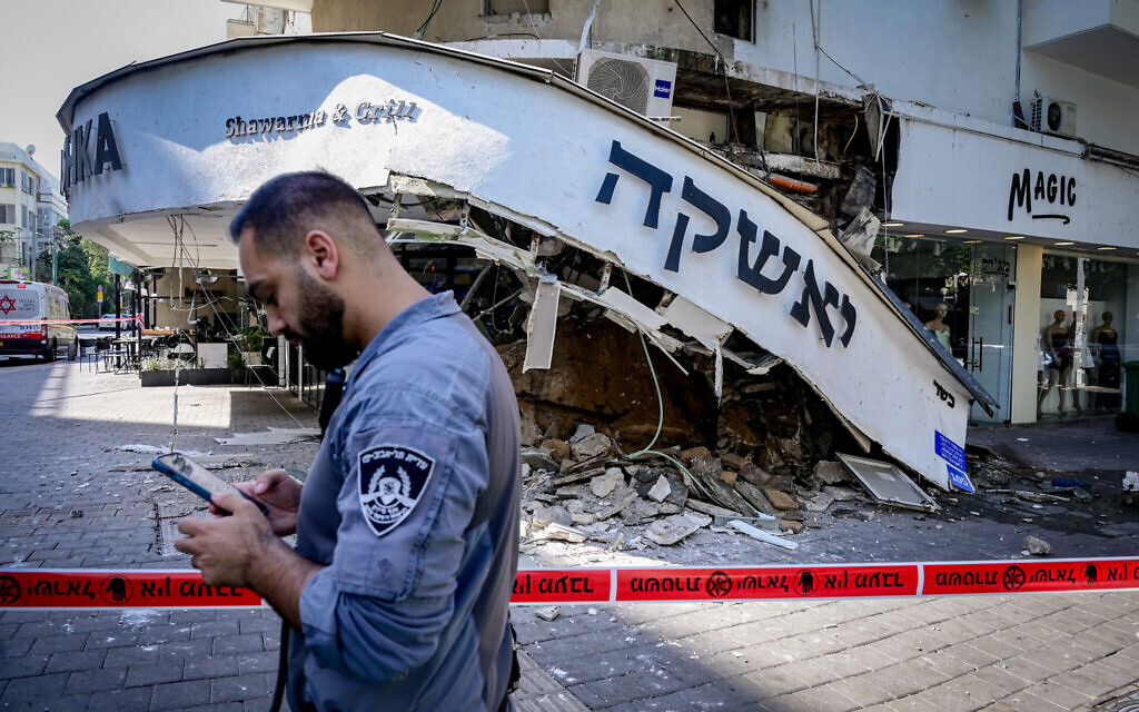 Rescue and security forces at the scene after a balcony collapsed onto a restaurant in central Tel Aviv, September 27, 2025. (Avshalom Sassoni/Flash90)
