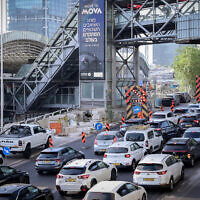 Cars stand in traffic as construction is underway at HaShalom Bridge in Tel Aviv. September 28, 2025. (Avshalom Sassoni/FLASH90)