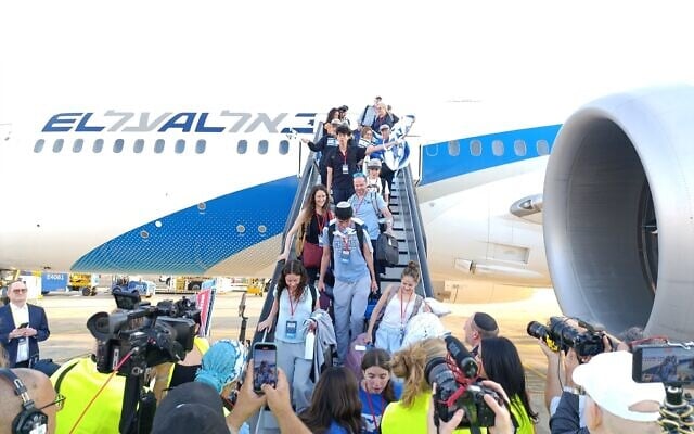 Novos imigrantes chegam a Israel após um voo fretado da Nefesh B'Nefesh, em 20 de agosto de 2025. (Zev Stub/Times of Israel) Novos imigrantes chegam a Israel após um voo fretado da Nefesh B'Nefesh, em 20 de agosto de 2025. (Zev Stub/Times of Israel)