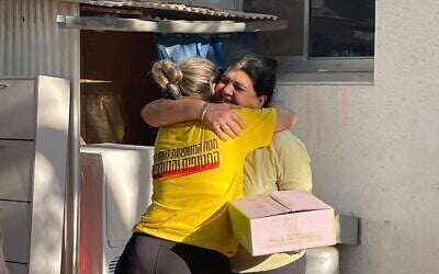 A returning kibbutz resident receives her homecoming kit from the Kibbutz Movement. (Kibbutz Movement Rehabilitaton Fund)