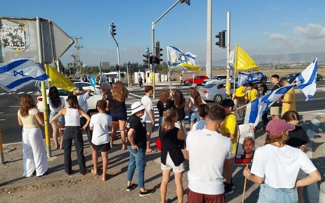 Students and parents protest for a hostage deal at the Nahalal Interchange on September 1, 2025 (Tzvika Golan/pro-democracy protest groups)
