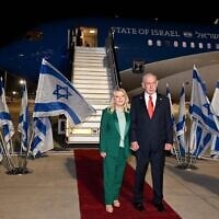 Prime Minister Benjamin Netanyahu and his wife Sara pose for a photo before departing Ben Gurion Airport to New York early on September 25, 2025. (Avi Ohayon/GPO)