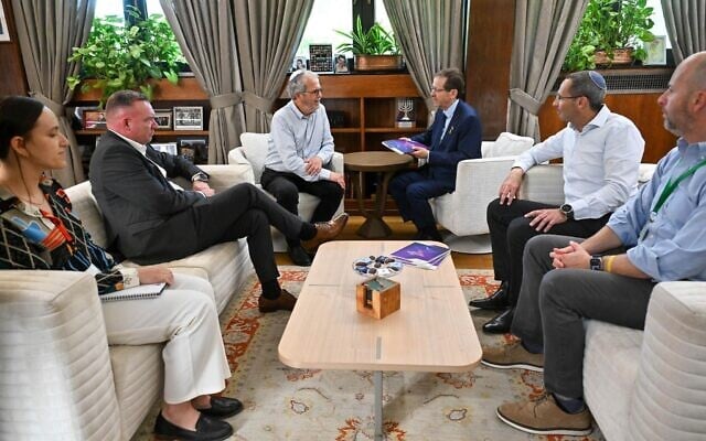 Representatives of the Jewish People Policy Institute present their annual report to President Isaac Herzog, September 25, 2025  (Kobi Gideon/ GPO)