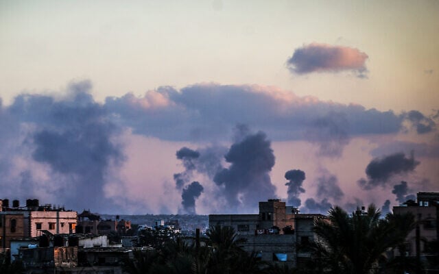 Israel carries out strikes across Gaza and thick smoke rises from the eastern part of Khan Younis following a deadly attack on soldiers, on October 19, 2025 (Ali Jadallah / Anadolu via Reuters)
