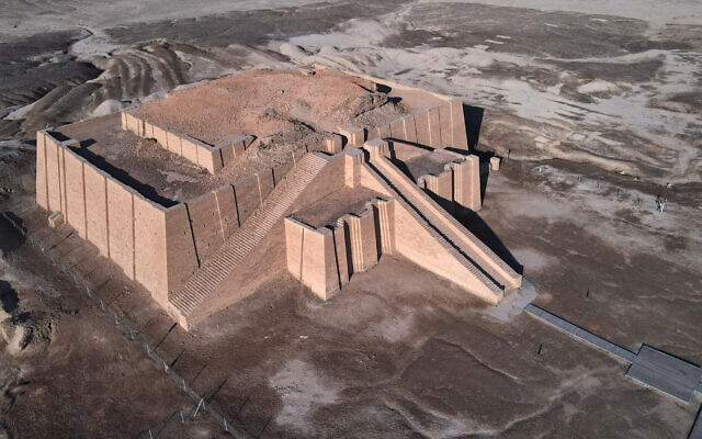An aerial picture taken on February 13, 2022, shows the Great Ziggurat of Ur in Iraq's southern province of Dhi Qar near the city of Nasiriyah. (Asaad NIAZI / AFP) An aerial picture taken on February 13, 2022, shows the Great Ziggurat of Ur in Iraq's southern province of Dhi Qar near the city of Nasiriyah. (Asaad NIAZI / AFP)