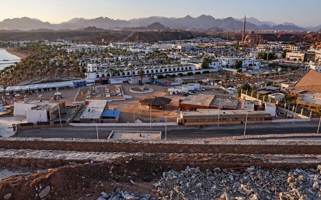 This picture taken on November 19, 2022 shows a view of the old market area of Egypt's Red Sea resort city of Sharm el-Sheikh and the Grand Mosque of al-Sahaba at sunset during the COP27 climate conference. (Photo by AHMAD GHARABLI / AFP)