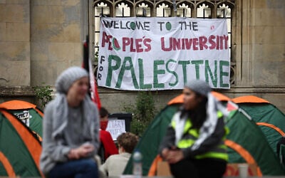 Students gather around tents at an anti-Israel, pro-Palestinian protest camp at Kings College at Cambridge University in Cambridge, eastern England on May 7, 2024 (HENRY NICHOLLS / AFP) Students gather around tents at an anti-Israel, pro-Palestinian protest camp at Kings College at Cambridge University in Cambridge, eastern England on May 7, 2024 (HENRY NICHOLLS / AFP)