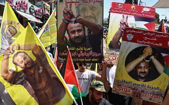Manifestantes erguem bandeiras e cartazes representando o principal membro do partido Fatah, Marwan Barghouti, o terrorista palestino de maior destaque preso por Israel, durante uma marcha de apoio a ele na cidade de Ramallah, na Cisjordânia, em 19 de agosto de 2025. (Zain JAAFAR / AFP)