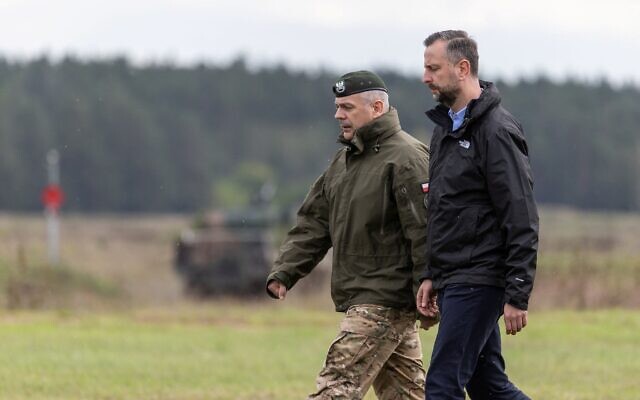 Poland's Deputy Prime Minister and Minister of Defence Wladyslaw Kosiniak-Kamysz (R) and Chief of the General Staff of the Polish Armed Forces, General Wieslaw Kukula (L) arrive to address a press conference after the military exercises of Poland and NATO allied countries in Orzysz on September 17, 2025. (Wojtek RADWANSKI / AFP)