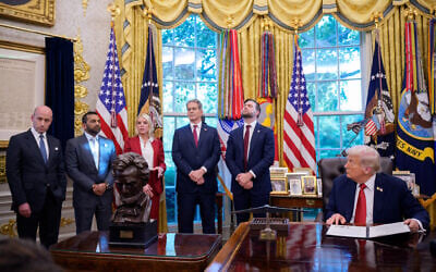 Attorney General Pam Bondi, White House Deputy Chief of Staff Stephen Miller, FBI Director Kash Patel, Treasury Secretary Scott Bessent, Vice President JD Vance and President Donald Trump, as Trump signs executive orders in the Oval Office of the White House on September 25, 2025 in Washington, DC. (Andrew Harnik / GETTY IMAGES NORTH AMERICA / Getty Images via AFP)