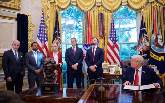 Attorney General Pam Bondi, White House Deputy Chief of Staff Stephen Miller, FBI Director Kash Patel, Treasury Secretary Scott Bessent, Vice President JD Vance and President Donald Trump, as Trump signs executive orders in the Oval Office of the White House on September 25, 2025 in Washington, DC. (Andrew Harnik / GETTY IMAGES NORTH AMERICA / Getty Images via AFP) Attorney General Pam Bondi, White House Deputy Chief of Staff Stephen Miller, FBI Director Kash Patel, Treasury Secretary Scott Bessent, Vice President JD Vance and President Donald Trump, as Trump signs executive orders in the Oval Office of the White House on September 25, 2025 in Washington, DC. (Andrew Harnik / GETTY IMAGES NORTH AMERICA / Getty Images via AFP)