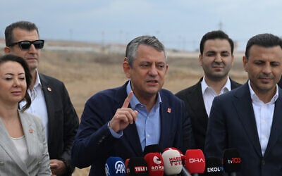 Leader of Turkey's main opposition party, Republican People's Party (CHP), Ozgur Ozel (C) gives a press conference near Marmara Prison, known as Silivri Prison, in Istanbul, on September 26, 2025. (Ozan KOSE / AFP) Leader of Turkey's main opposition party, Republican People's Party (CHP), Ozgur Ozel (C) gives a press conference near Marmara Prison, known as Silivri Prison, in Istanbul, on September 26, 2025. (Ozan KOSE / AFP)