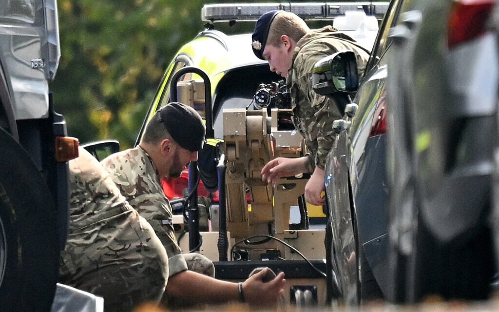 Members of the Armed Forces work by a bomb disposal van as they prepare a Harris T7 Multi-Mission Robot inside a police cordon at Heaton Park Hebrew Congregation synagogue in Crumpsall, north Manchester, on October 2, 2025 (Oli SCARFF / AFP) Members of the Armed Forces work by a bomb disposal van as they prepare a Harris T7 Multi-Mission Robot inside a police cordon at Heaton Park Hebrew Congregation synagogue in Crumpsall, north Manchester, on October 2, 2025 (Oli SCARFF / AFP)