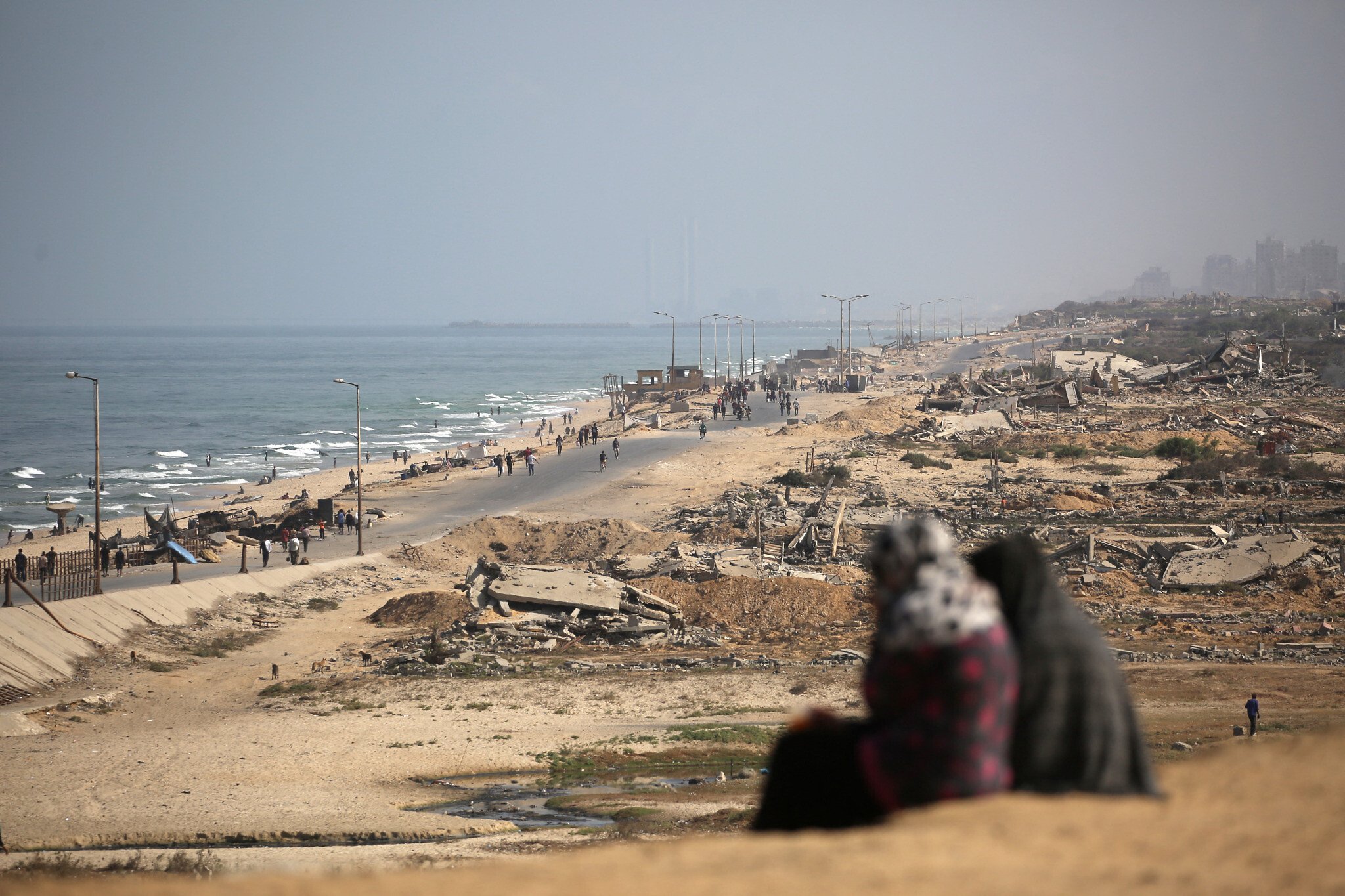 IDF halts Gaza City offensive as Trump pushes to end war; negotiators prepare for talks