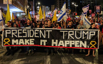 Demonstrators gather with banners during a protest for a hostage-release and ceasefire deal outside Prime Minister Benjamin Netanyahu's residence in Jerusalem on October 4, 2025. (Ahmad GHARABLI / AFP)