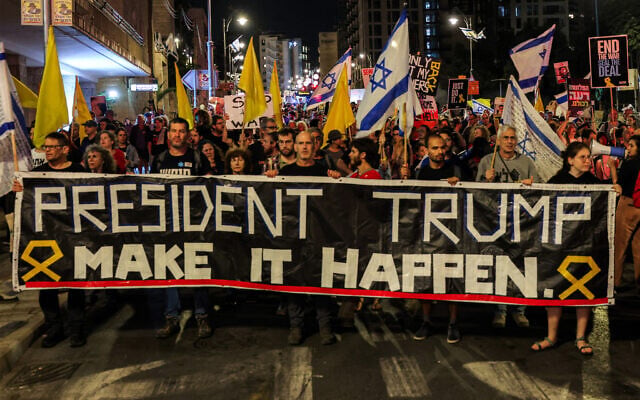 Demonstrators gather with banners during a protest for a hostage-release and ceasefire deal outside Prime Minister Benjamin Netanyahu's residence in Jerusalem on October 4, 2025. (Ahmad GHARABLI / AFP)