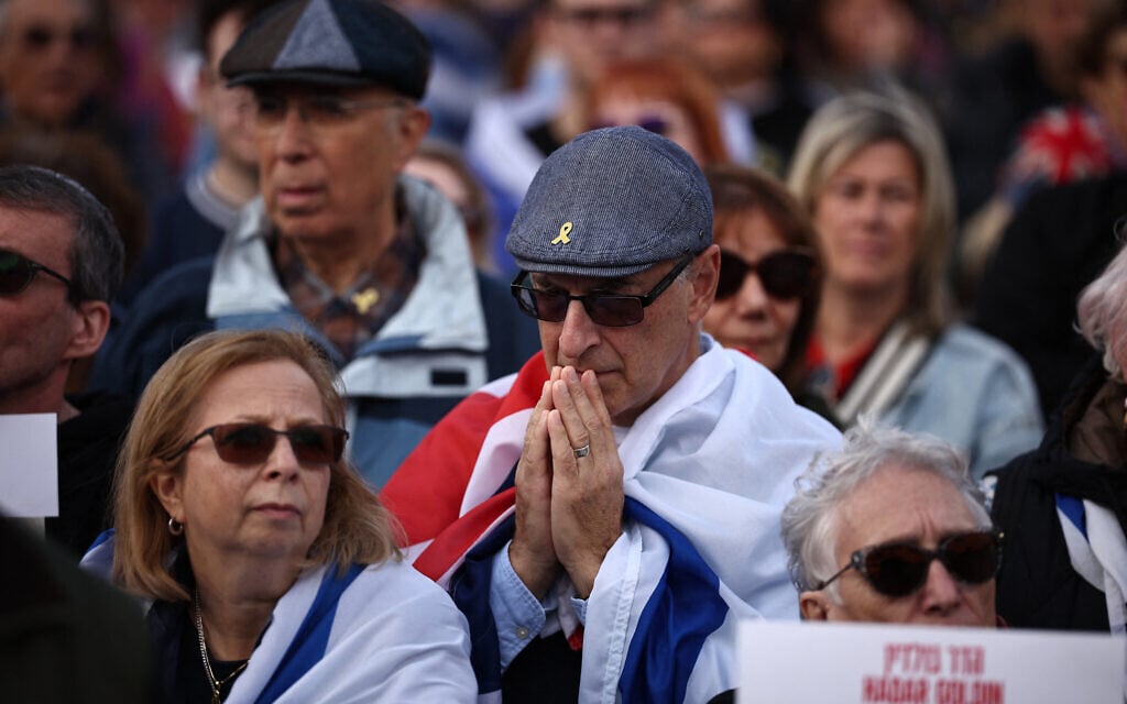 People gather for a commemorative event organized by the Jewish community to honor the lives lost in the Hamas attack in Israel on October 7, 2023; Trafalgar Square, London, October 5, 2025. (HENRY NICHOLLS / AFP)