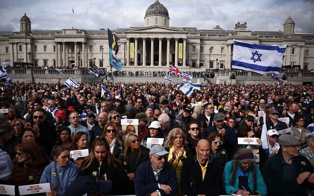 People gather for a commemorative event organized by the Jewish community to honor the lives lost in the Hamas attack in Israel on October 7, 2023, Trafalgar Square, London, October 5, 2025. (HENRY NICHOLLS / AFP)
