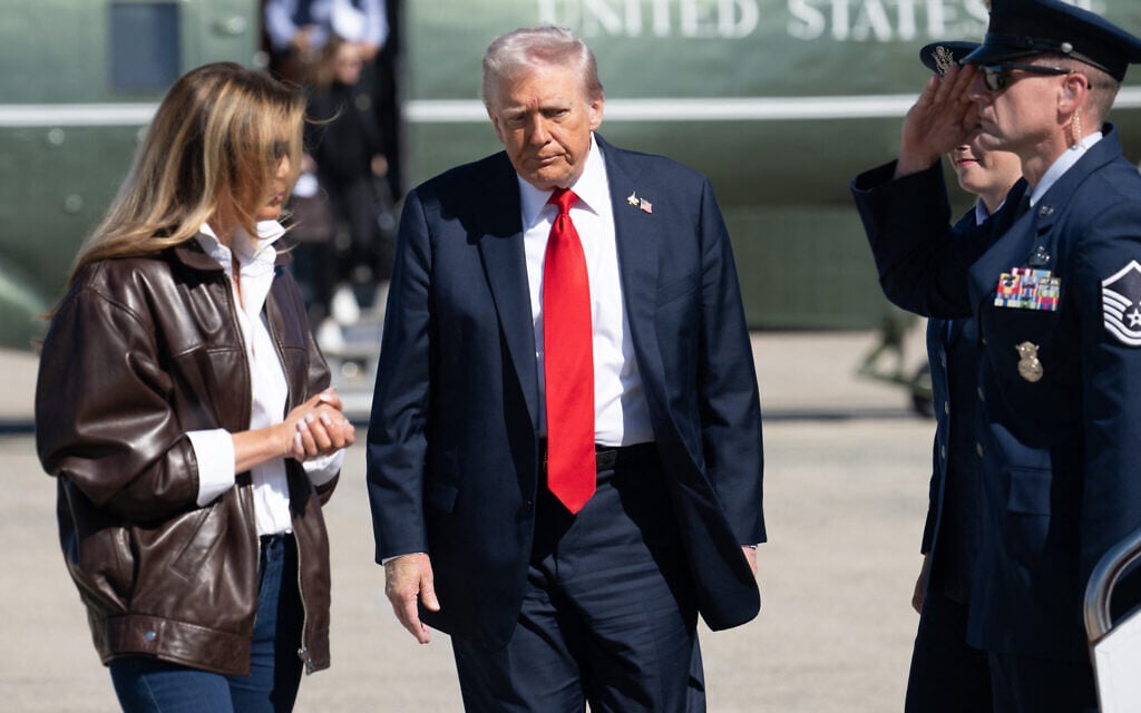 US President Donald Trump and First Lady Melania Trump walk to board Air Force One prior to departure from Joint Base Andrews in Maryland, October 5, 2025, as they travel to attend the US Navy's 250th anniversary celebrations. (SAUL LOEB / AFP)