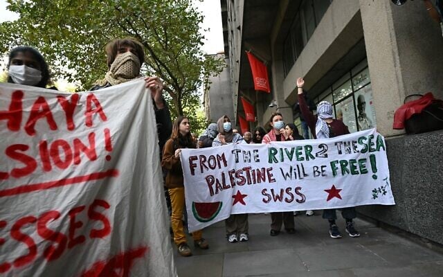 Pro-Palestinian and anti-Israel student protesters outside King's College London during an inter-university march for Gaza in London on October 7, 2025, the second anniversary of the deadly Hamas-led attack on Israel which launched the Israel-Hamas war in Gaza. (JUSTIN TALLIS / AFP) Pro-Palestinian and anti-Israel student protesters outside King's College London during an inter-university march for Gaza in London on October 7, 2025, the second anniversary of the deadly Hamas-led attack on Israel which launched the Israel-Hamas war in Gaza. (JUSTIN TALLIS / AFP)