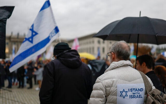 A man with a placard which reads "I stand with Israel" on his back is pictured during a vigil for the Israeli hostages, at Berlin's Bebelplatz on October 7, 2025. (Odd ANDERSEN / AFP) A man with a placard which reads "I stand with Israel" on his back is pictured during a vigil for the Israeli hostages, at Berlin's Bebelplatz on October 7, 2025. (Odd ANDERSEN / AFP)